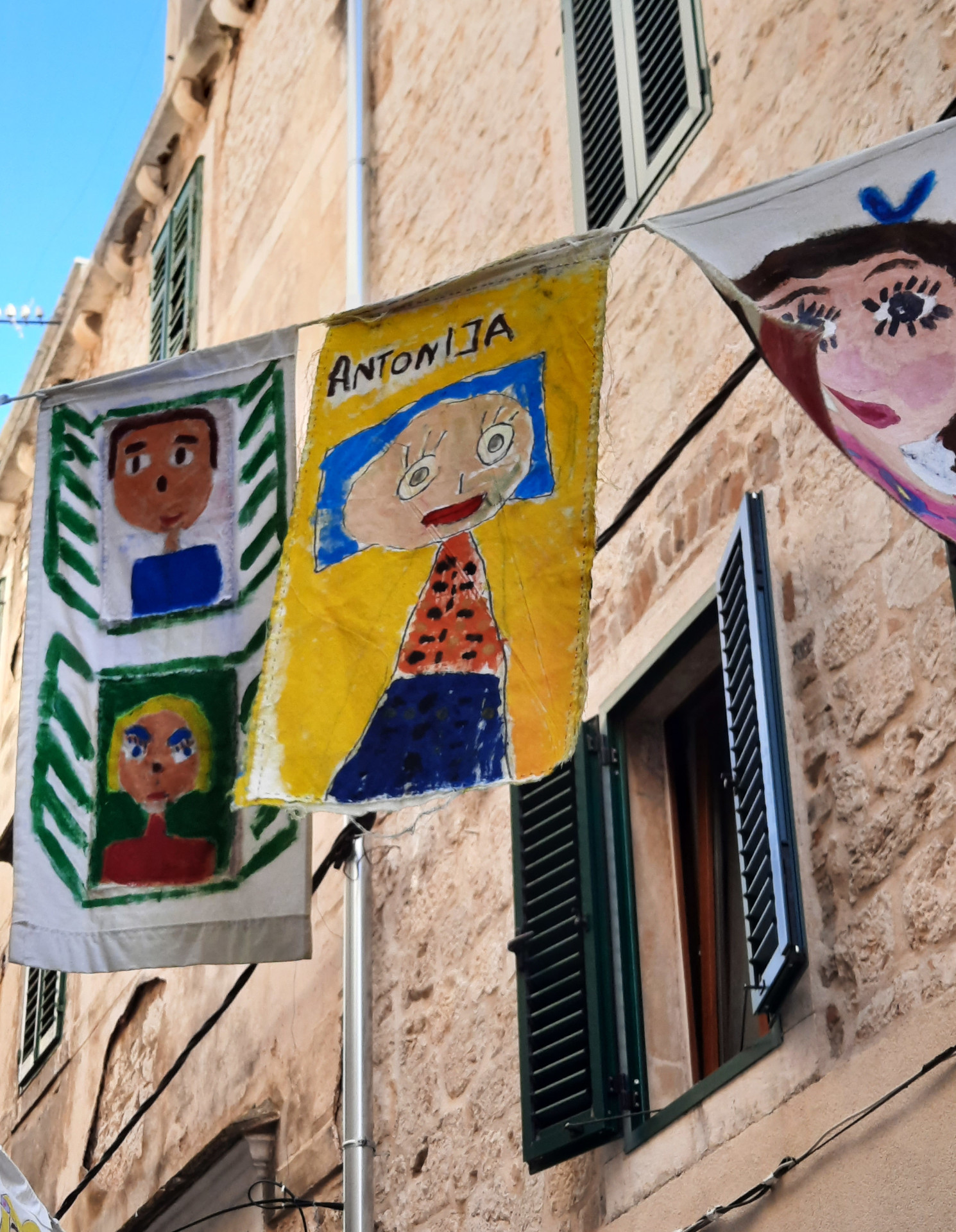 Kinderkunst Sibenik Kroatien Straßenkunst