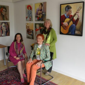 Gabriele Maderböck mit den Ausstellungskolleginnen