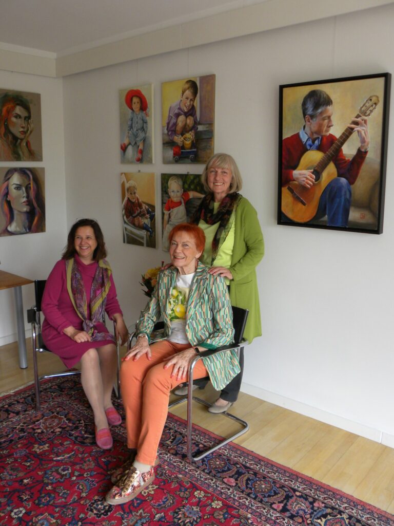 Gabriele Maderböck mit den Ausstellungskolleginnen